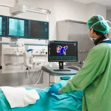 Kateter laboratuvarında üç boyutlu haritalama ekranı başındaki hekim