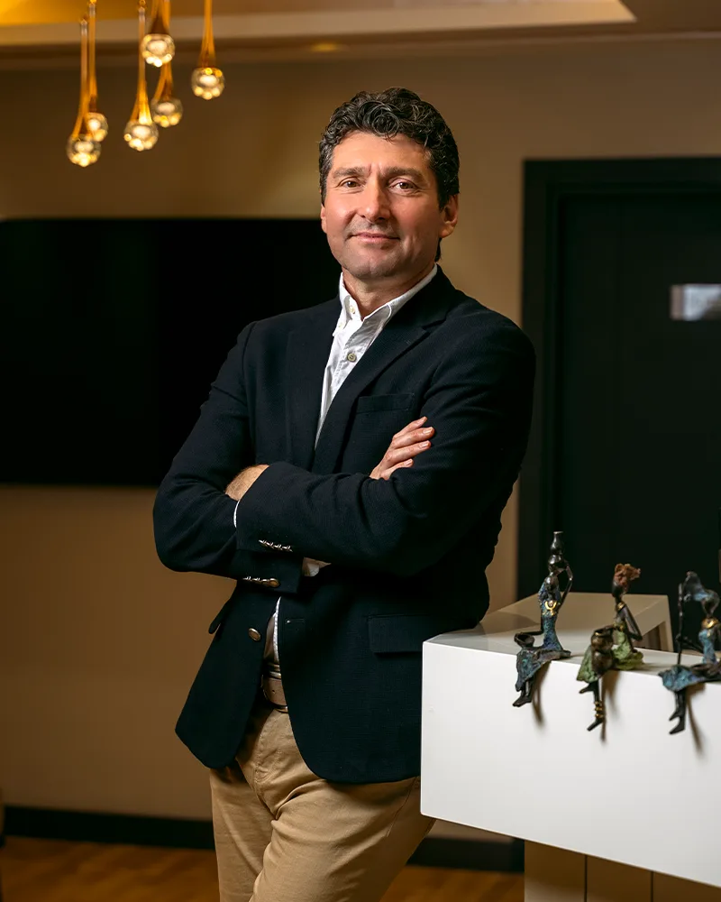 Prof. Dr. Umuttan Doğan, muayenehanesinde