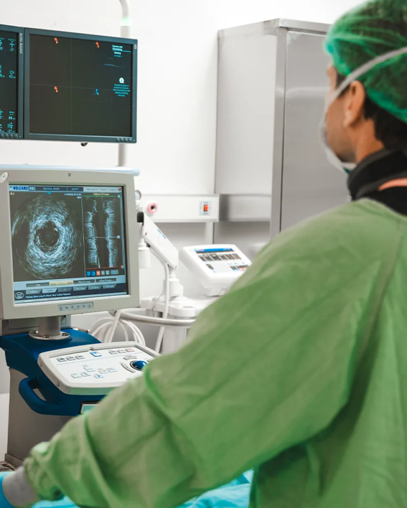 Damar içi ultrason (IVUS) konsolunda damar kesitini inceleyen hekim